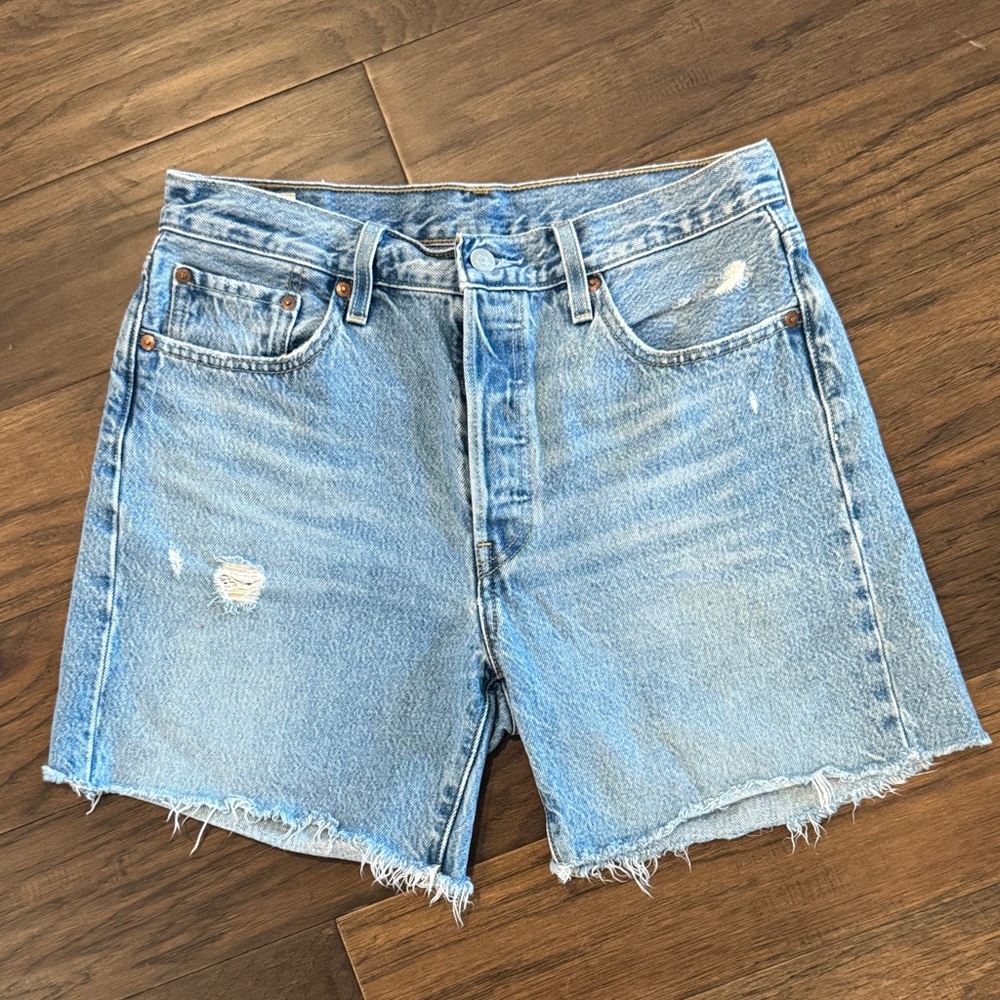 Levi’s 501 Mid Thigh Short